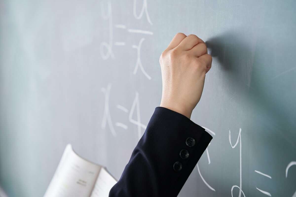 生徒はお客様？ 教員はサービス業？「お客様を教育しなければならない」というジレンマのもと失われてしまった教師たちの尊厳 | 集英社オンライン | ニュースを本気で噛み砕け
