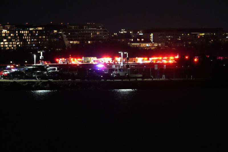 米で軍用ヘリと旅客機が衝突　67人安否不明　レーガン空港周辺（毎日新聞） - Yahoo!ニュース