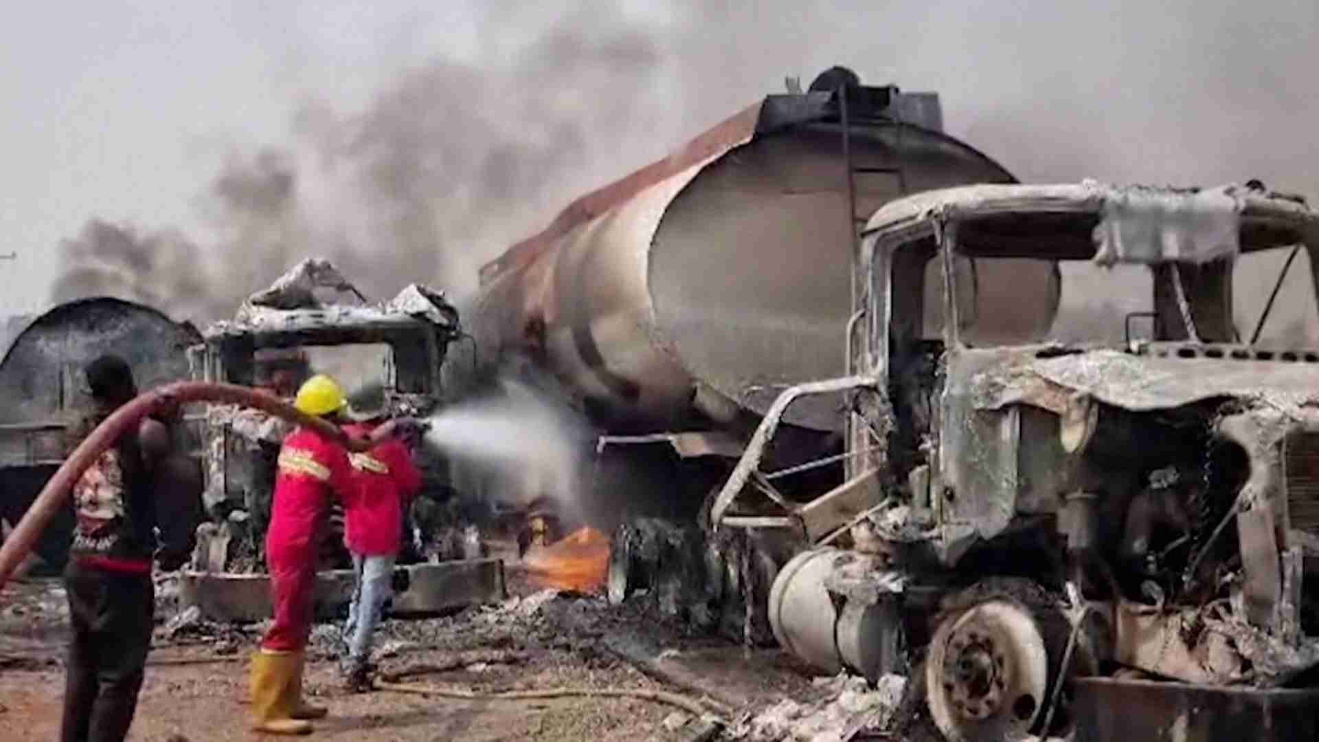 ナイジェリアでタンクローリーが横転・爆発　少なくとも70人死亡　流出した燃料集めるため多くの住民が現場に
