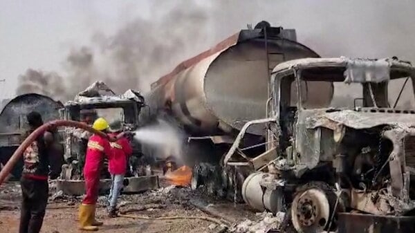 ナイジェリアでタンクローリーが横転・爆発　少なくとも70人死亡　流出した燃料集めるため多くの住民が現場に｜FNNプライムオンライン