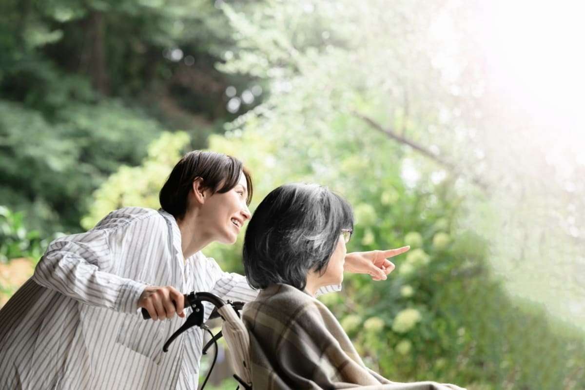 持ち家があるので妻にはわたしの親と同居してもらい、将来は介護をしてほしいです。妻は「施設に預けたい」の一点張りですが、施設ってかなり高いですよね？|ファイナンシャルフィールド|﻿介護