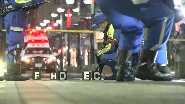【何が】職務質問中の警察官が急発進した車に数十m引きずられケガ　現行犯逮捕した運転手の“別のひき逃げ事件”との関連も捜査　警視庁｜FNNプライムオンライン