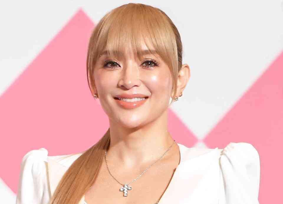 浜崎あゆみ　全身CHANELで海外ファンサ「最高可愛い」「シャネル似合いすぎ♥」お値段も驚愕