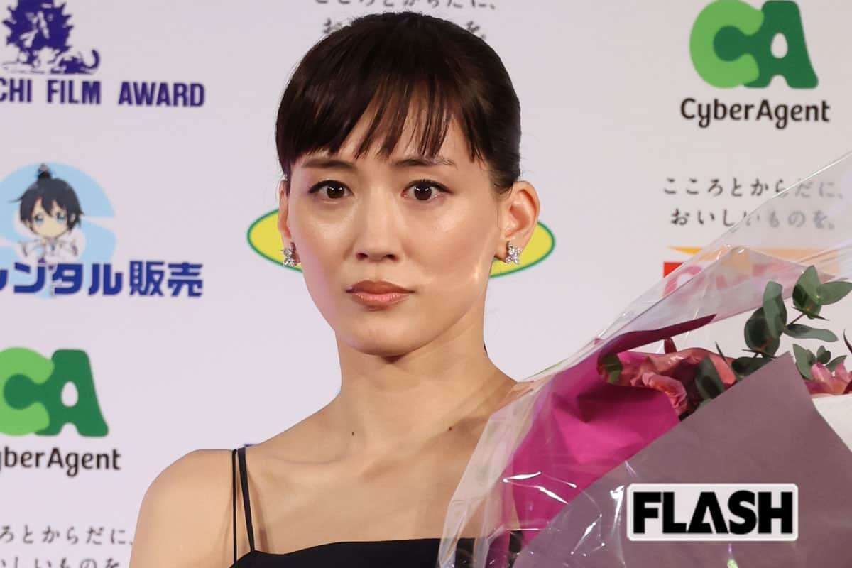 綾瀬はるか“不在”で視聴者動揺…8年連続出演の『笑点』正月特番に欠席となった“ある事情” | Smart FLASH/スマフラ[光文社週刊誌]