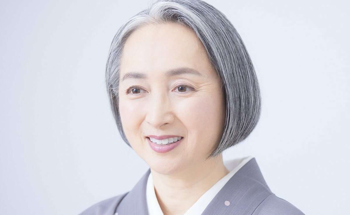 近藤サト「おばあさんがいる！いやいや私だ（笑）」グレイヘアを選んで「劣化したと言われるのは想定内だったけれど」｜CHANTO WEB