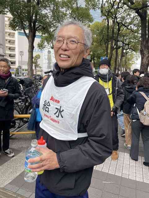 「あの人って誰かのお父さん？」　箱根駅伝「東大・給水おじさん」が“場違い”な現場で思っていたこと（AERA dot.）｜ｄメニューニュース（NTTドコモ）