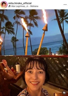 三田寛子「50代ひとり旅」ハワイを満喫 生足あらわにワイキキビーチへ「海に飛びこんで波と戯れる」