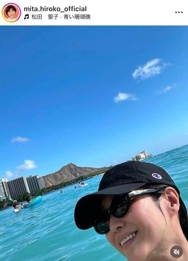 三田寛子「50代ひとり旅」ハワイを満喫 生足あらわにワイキキビーチへ「海に飛びこんで波と戯れる」