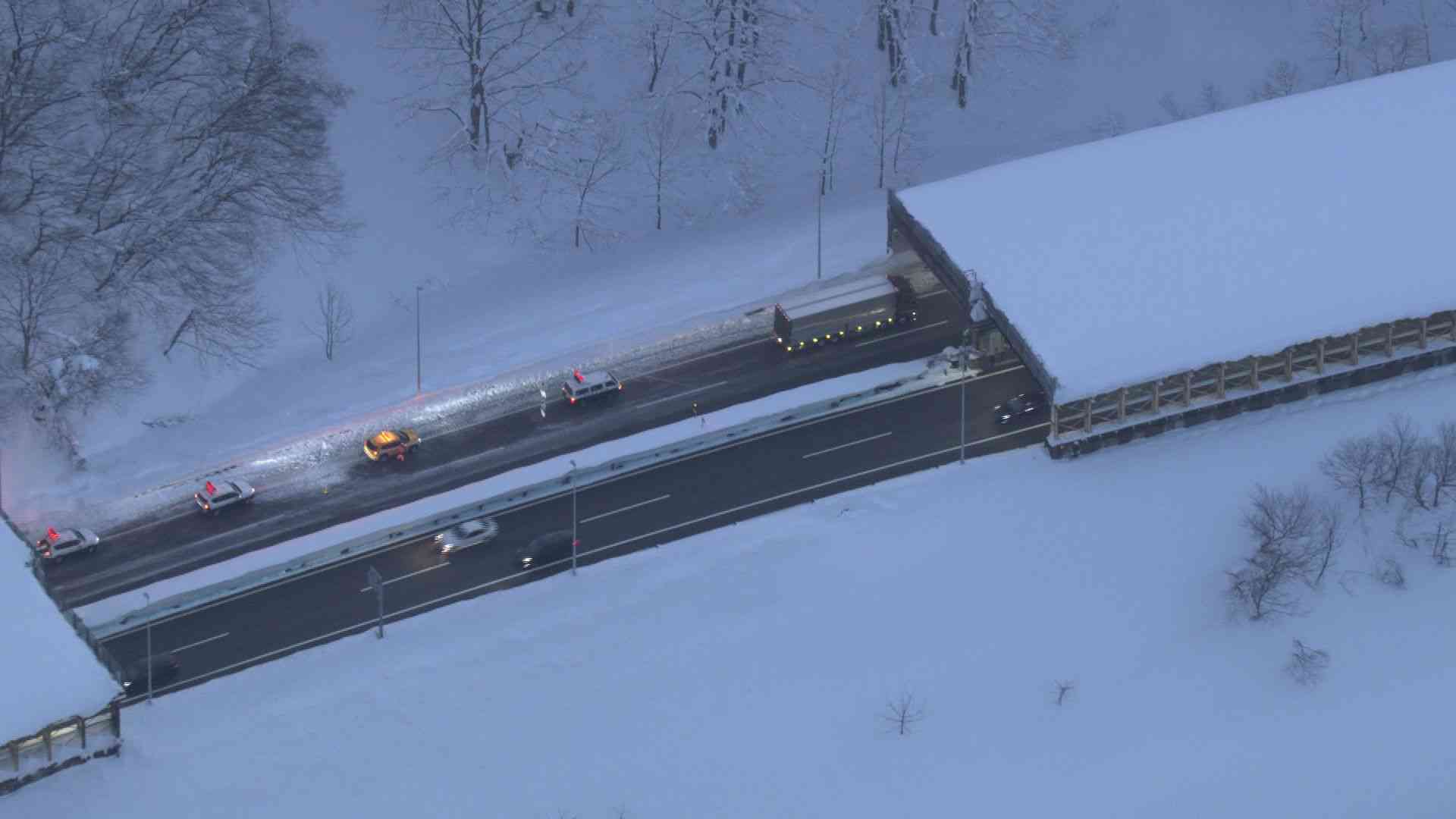 【多重事故】計10台関与の事故で1人死亡11人搬送　関越道　先頭車が雪でスリップか≪新潟≫