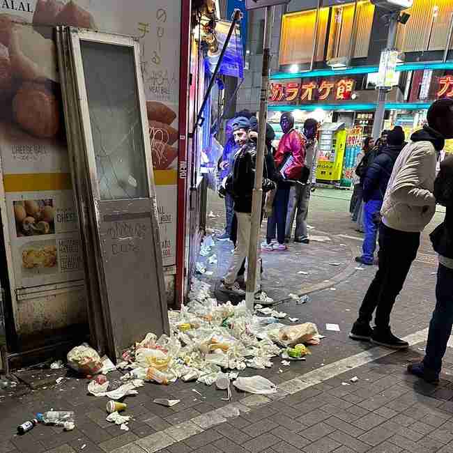 自販機横のリサイクルボックス周辺が“街のゴミ置き場”化している問題、実際に捨てている人たちに聞いてわかったその理由 「ゴミ箱じゃないの?」「みんなやってるし…」