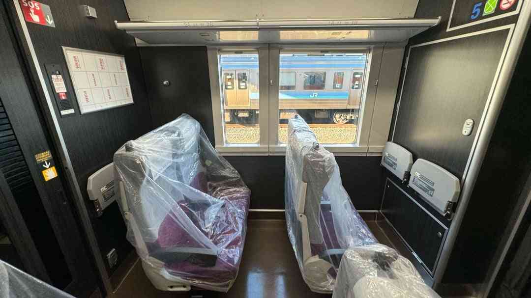 「匂いが独特」「アル中かよ」 在来線グリーン車の飲酒問題に賛否両論！ 車内飲酒「反対」7割、マナーと自由のバランスはどう保つべきか？