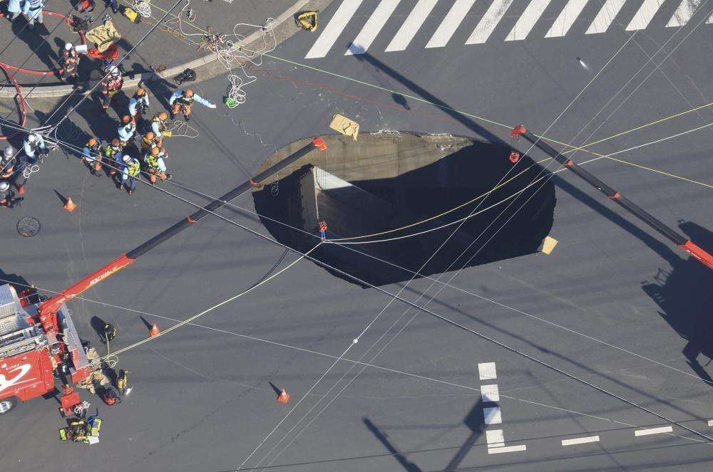 埼玉の道路陥没、二次災害を警戒　発生3日目、男性救助続く