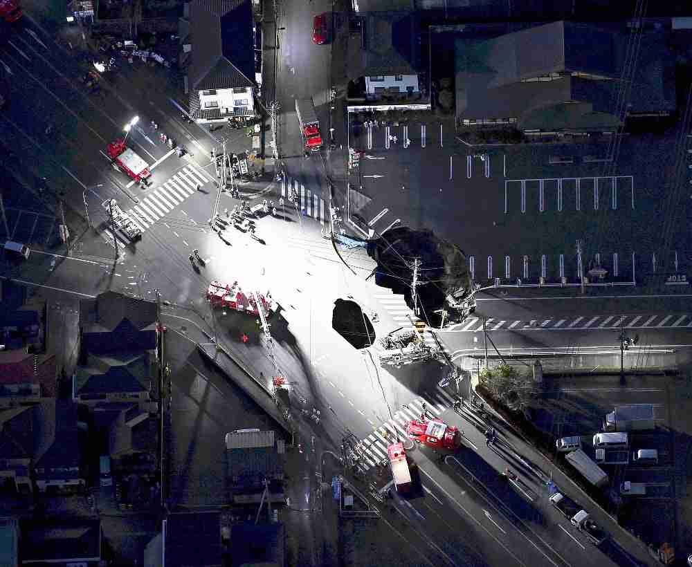 埼玉の道路陥没、二次災害を警戒　発生3日目、男性救助続く