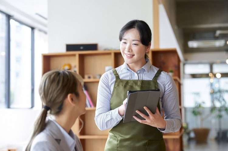 「帰国しないでもう少し寿司屋のバイトを続けます」語学留学でオーストラリアに行った女性の選択が象徴する“日本の国力低下”と“若者の海外流出”加速の懸念（マネーポストWEB） - Yahoo!ニュース