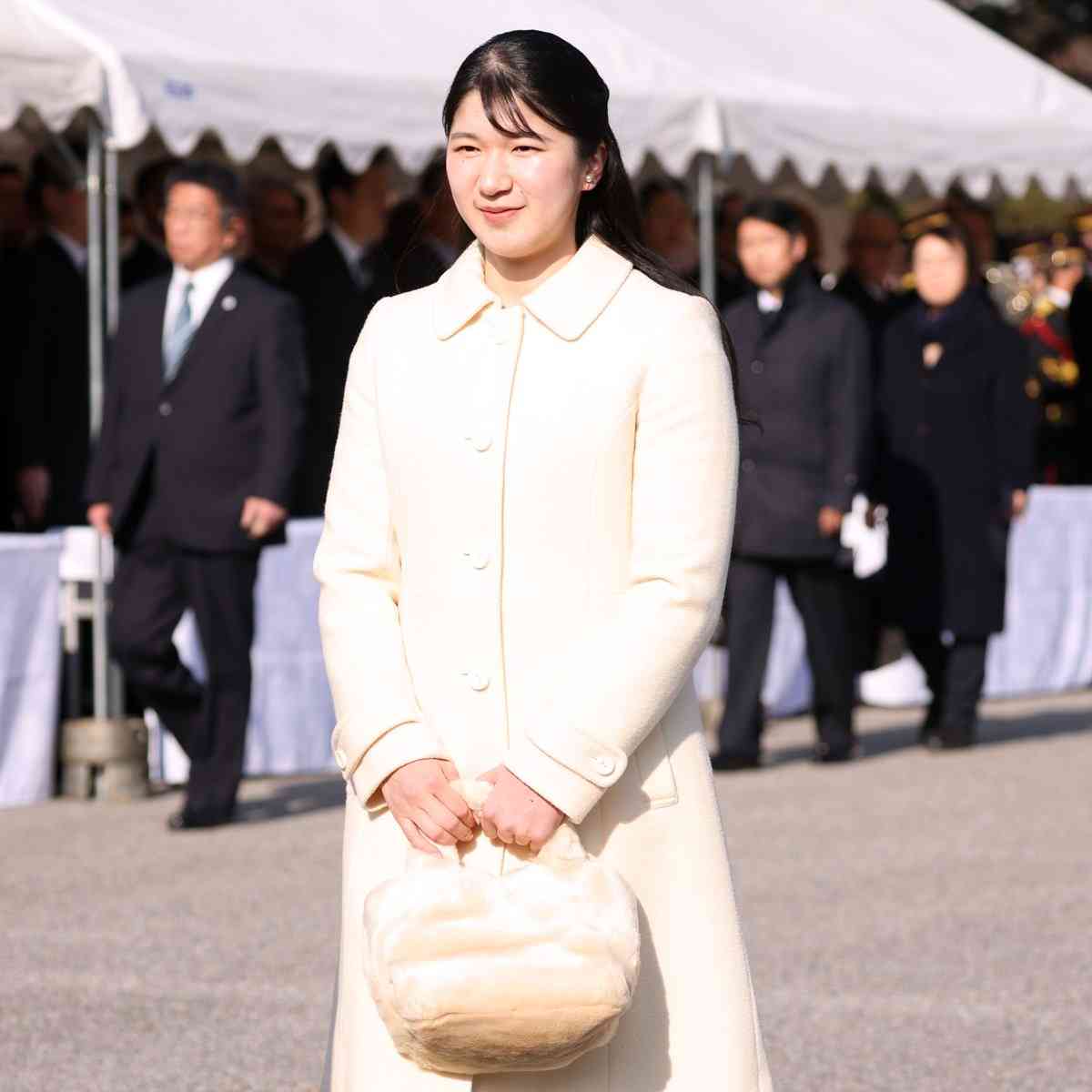 9年前と全く同じコート＆バッグ＆ブーツで…愛子さま　皇宮警察年頭視閲式の“コートコーデ”で見せられたご成長ぶり（女性自身） - Yahoo!ニュース