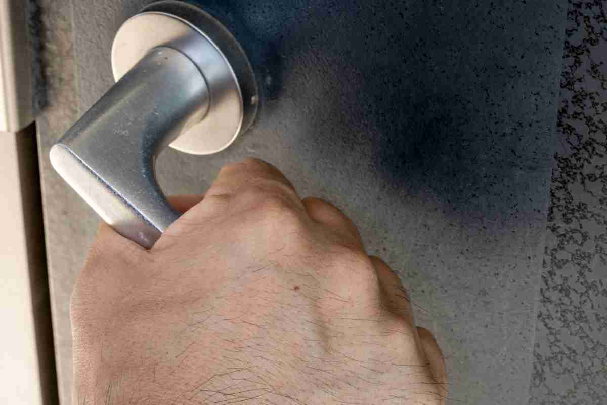 「深夜にドアノブを回す音が…」自宅に突然“見知らぬ泥酔者”がやってきた時の恐怖 「午前5時にヤンチャ風の男性がドアの前に」「垣根に突っ込んで寝ていた“泥酔官僚”」 | マネーポストWEB