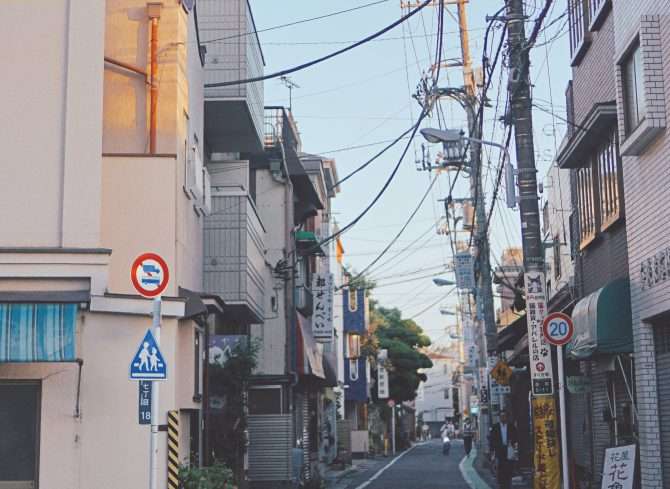日本ではなぜ無電柱化が進まない?　電柱の整備状況と地中化に向けた国内外の取り組み – HATCH ｜自然電力のメディア