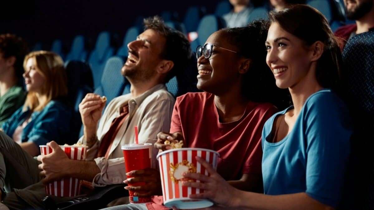 女子中学生が映画館でまさかの行動に…SNSで怒りの声殺到も、どれだけ注意してもなくならない映画館でのバッドマナー | 集英社オンライン | ニュースを本気で噛み砕け