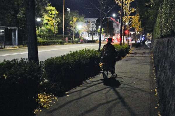 自転車「無灯火走行」に住民怒り 2分半に1台の無法地帯「最近は特に危ない」京都大学の周辺で