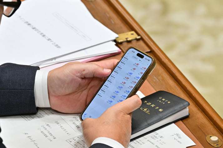 気になるのは税金の使い道より子どもの学習塾 国会で「内職合戦」を繰り広げる野党議員のスマホの画面