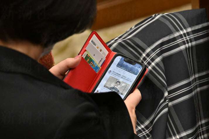 気になるのは税金の使い道より子どもの学習塾 国会で「内職合戦」を繰り広げる野党議員のスマホの画面