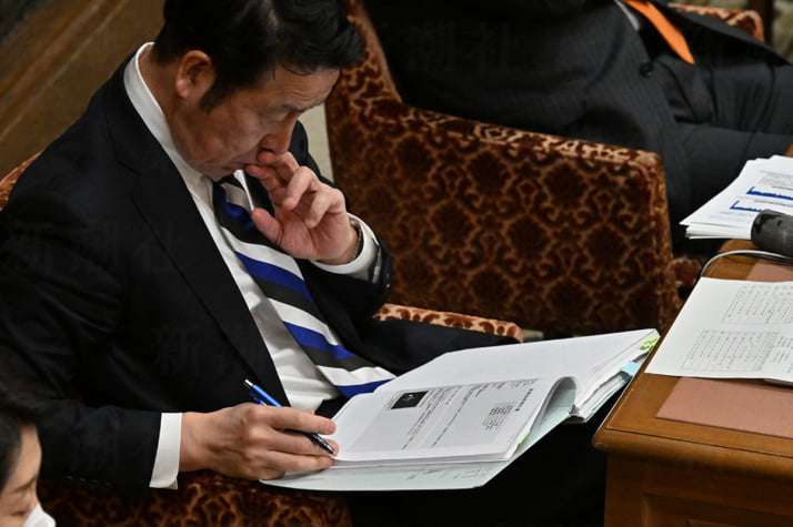気になるのは税金の使い道より子どもの学習塾 国会で「内職合戦」を繰り広げる野党議員のスマホの画面