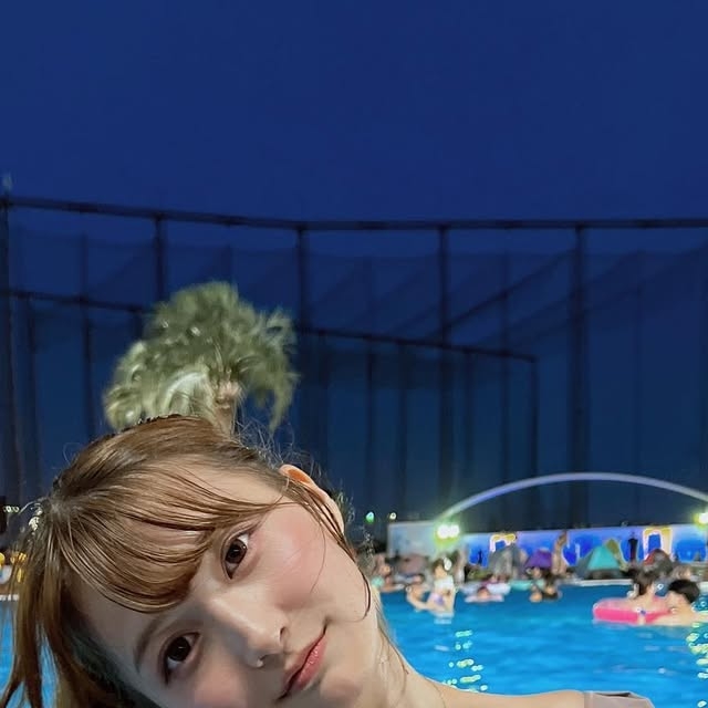 momoka | スタバのお友達と初ナイトプール楽しかった✨夏休み満喫?1枚目眠そうだよね。。。後半で疲れてた?#みずき #女子大生 #東京観光 #おすすめ #大学生#東京  #03 | Instagram