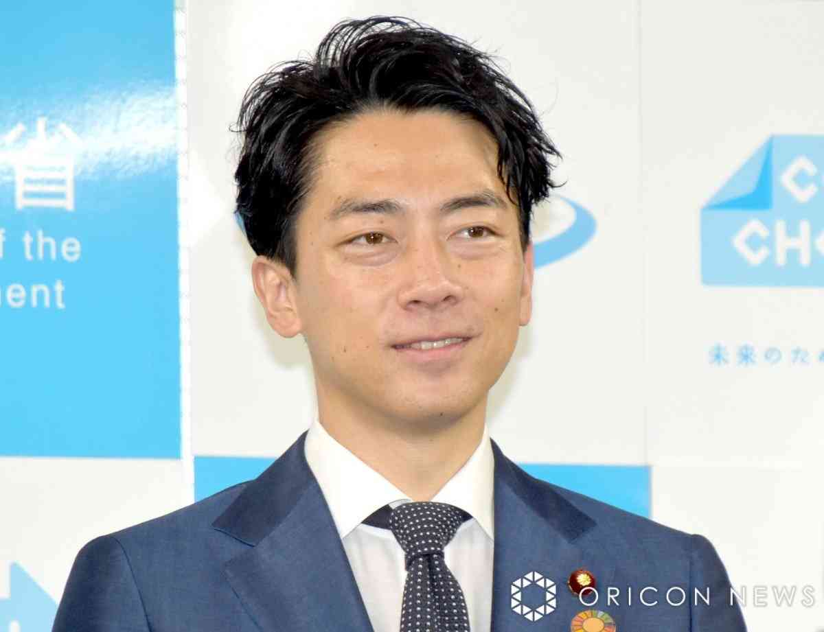 小泉進次郎氏、“超至近距離でにらまれる”写真公開「すっごい鋭い眼差し 何かを訴えてますね」「なかなか迫力のあるにらみ」