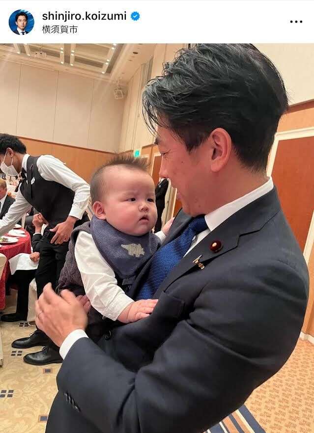 小泉進次郎氏、“超至近距離でにらまれる”写真公開「すっごい鋭い眼差し 何かを訴えてますね」「なかなか迫力のあるにらみ」