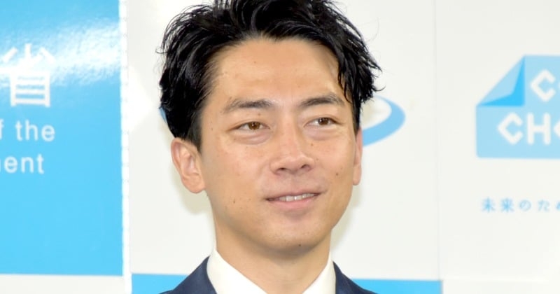 小泉進次郎氏、“超至近距離でにらまれる”写真公開「すっごい鋭い眼差し 何かを訴えてますね」「なかなか迫力のあるにらみ」  | ORICON NEWS