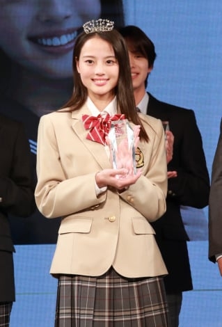 「日本一制服が似合う女子」グランプリは兵庫県の高校2年生・三浦舞華さん「日本の制服の素晴らしさをお届けできることがすごく楽しみ」　『第12回日本制服アワード』授賞式開催 | ニュース | Deview-デビュー