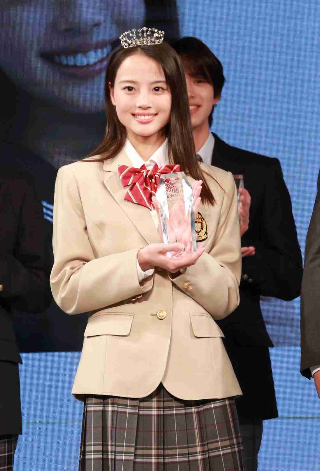 「日本一制服が似合う女子」グランプリは兵庫県の高校2年生・三浦舞華さん「日本の制服の素晴らしさをお届けできることがすごく楽しみ」 『第12回日本制服アワード』授賞式開催