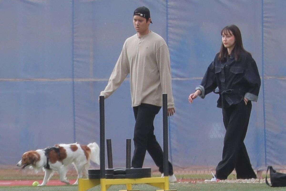 妊娠公表の真美子夫人＆デコピンがキャンプ施設“初訪問”　大谷翔平は自主トレせずに“家族サービス” - スポーツ報知