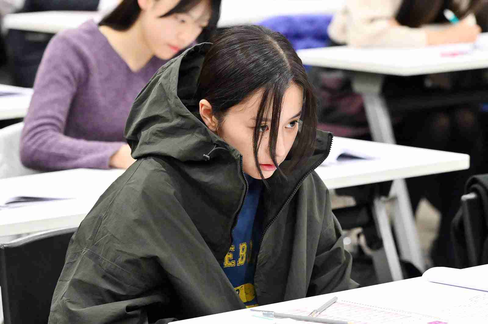 「御上先生」弓弦（堀田真由）＆渋谷（沢村玲）、初回冒頭シーンはワンカット撮影 ナイフ・スタントマン入れ替え裏話に「全然気づかなかった」「もう一回観たくなる」の声 - モデルプレス