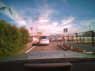 女性はクルマの運転が苦手なのか　自己評価で男性を大きく上回る