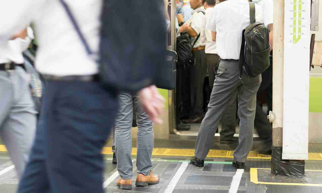         「痛えんだよ！」満員電車で“ドアの前から絶対に動かない”男性が逆ギレ…他の乗客が放った「一言」にスッキリ  |  日刊SPA!    