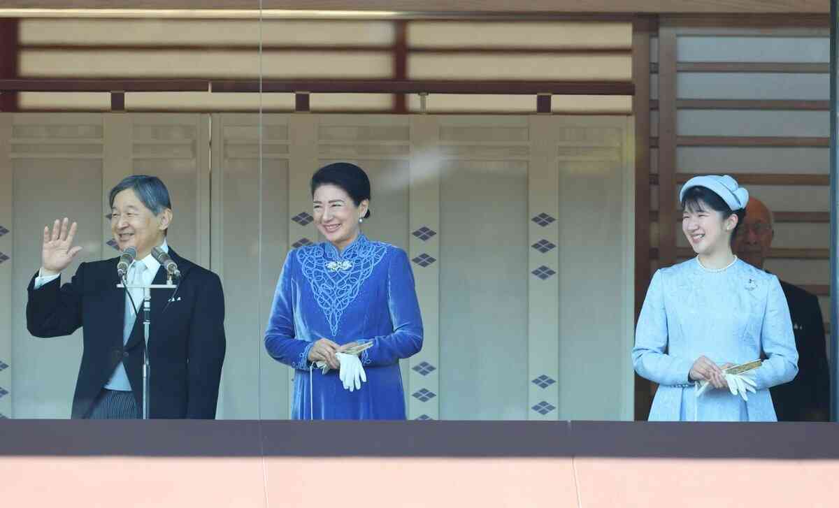 天皇陛下65歳　宮殿ベランダ天皇ご一家の会話シーンに「幸せのおすそわけ」と参賀者！　愛子さま「青のスズランのブローチ」とドレスに家族の「絆」（AERA dot.） - Yahoo!ニュース