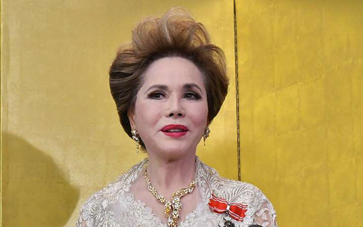 デヴィ夫人「毛皮のコート破られた」訴訟で完敗　前から裂けていた | デイリー新潮