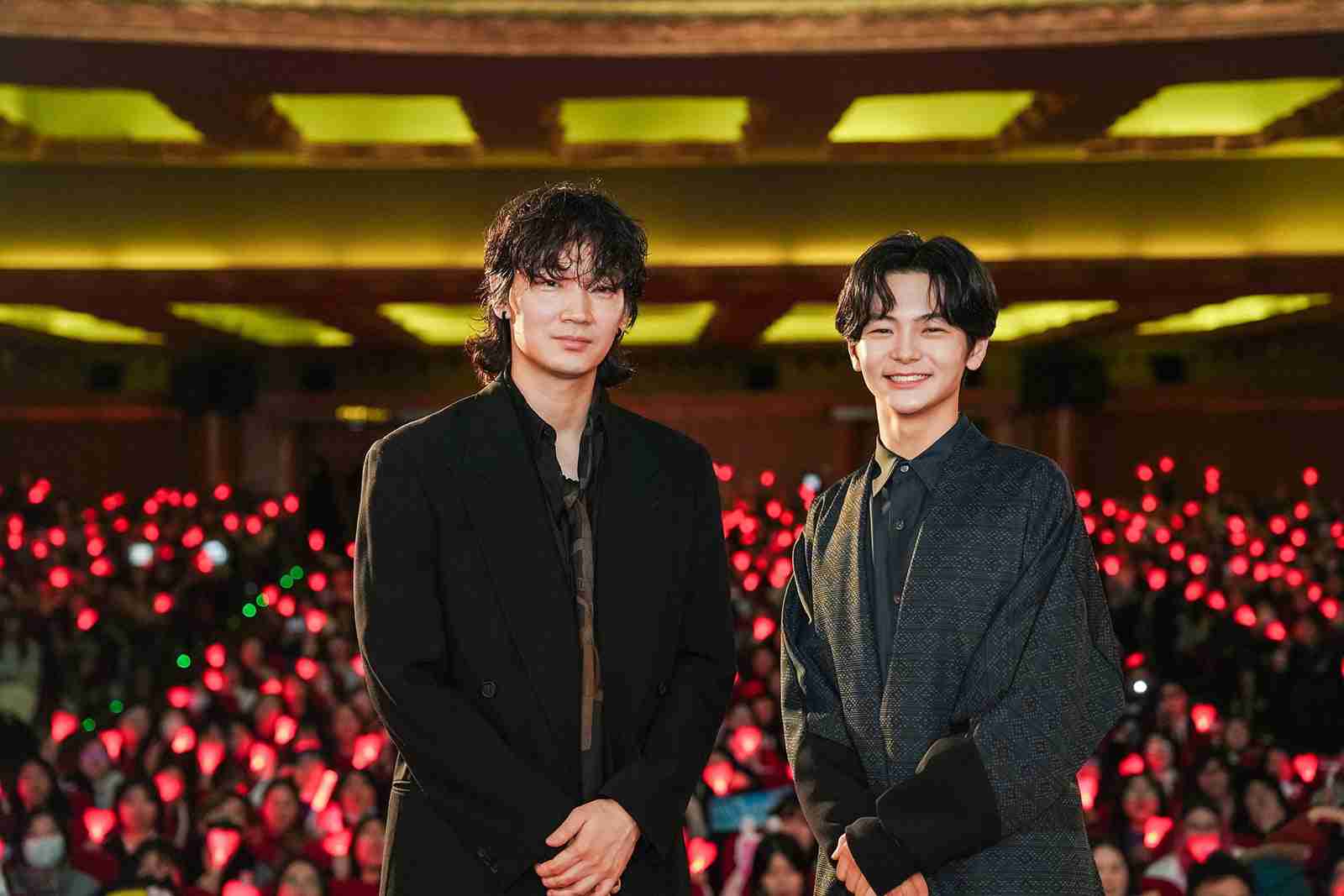 「カラオケ行こ！」綾野剛＆齋藤潤、上海で舞台挨拶＆観光「また共演するなら？」に回答 - モデルプレス