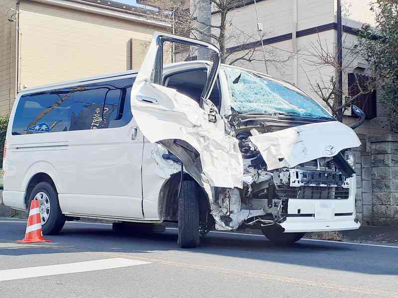6カ月の女児が意識不明 ワゴン車とトラックが衝突 ワゴン車には30代の両親と女児、トラックには20代の男性が乗車 ワゴン車の車内にチャイルドシートは確認できず 現場は片側1車線の緩やかなカーブ