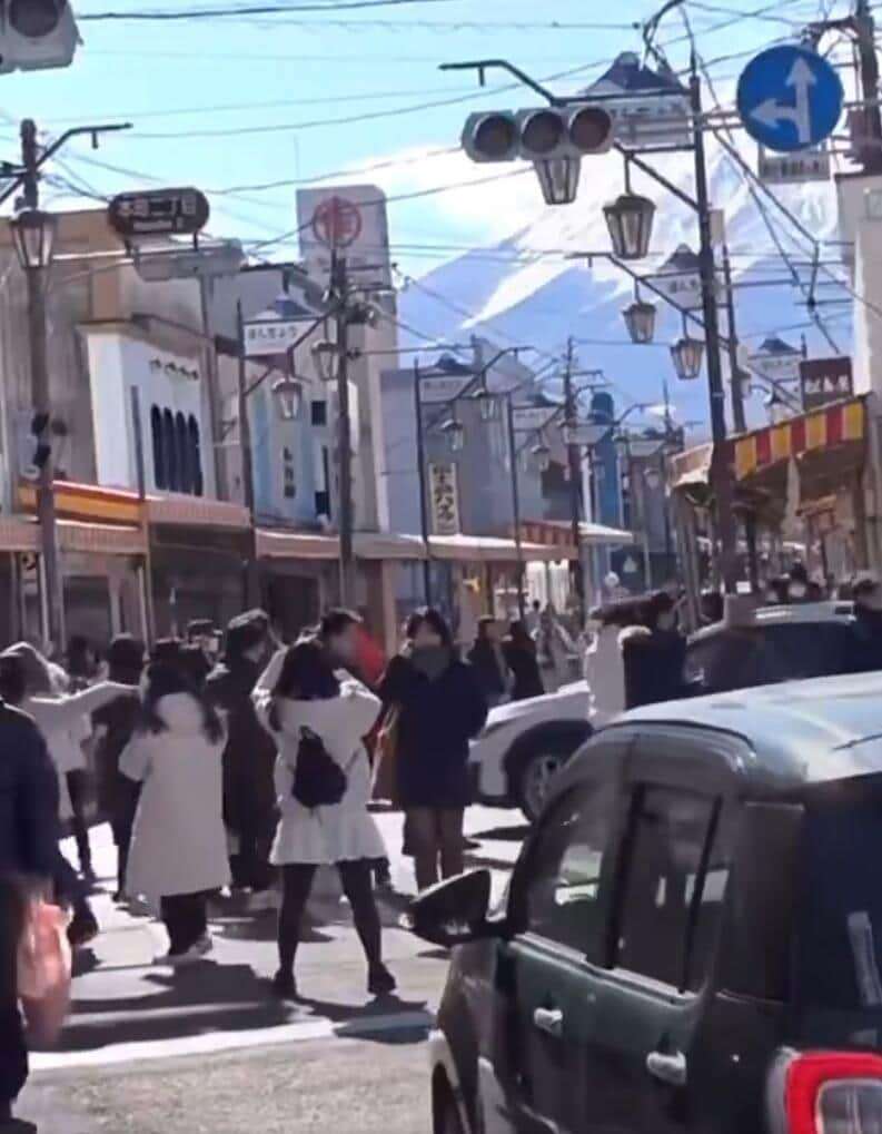 富士山絶景スポットで数十人が撮影で滞留、青信号でも車通れず... 中国人団体客?の迷惑行為動画が拡散