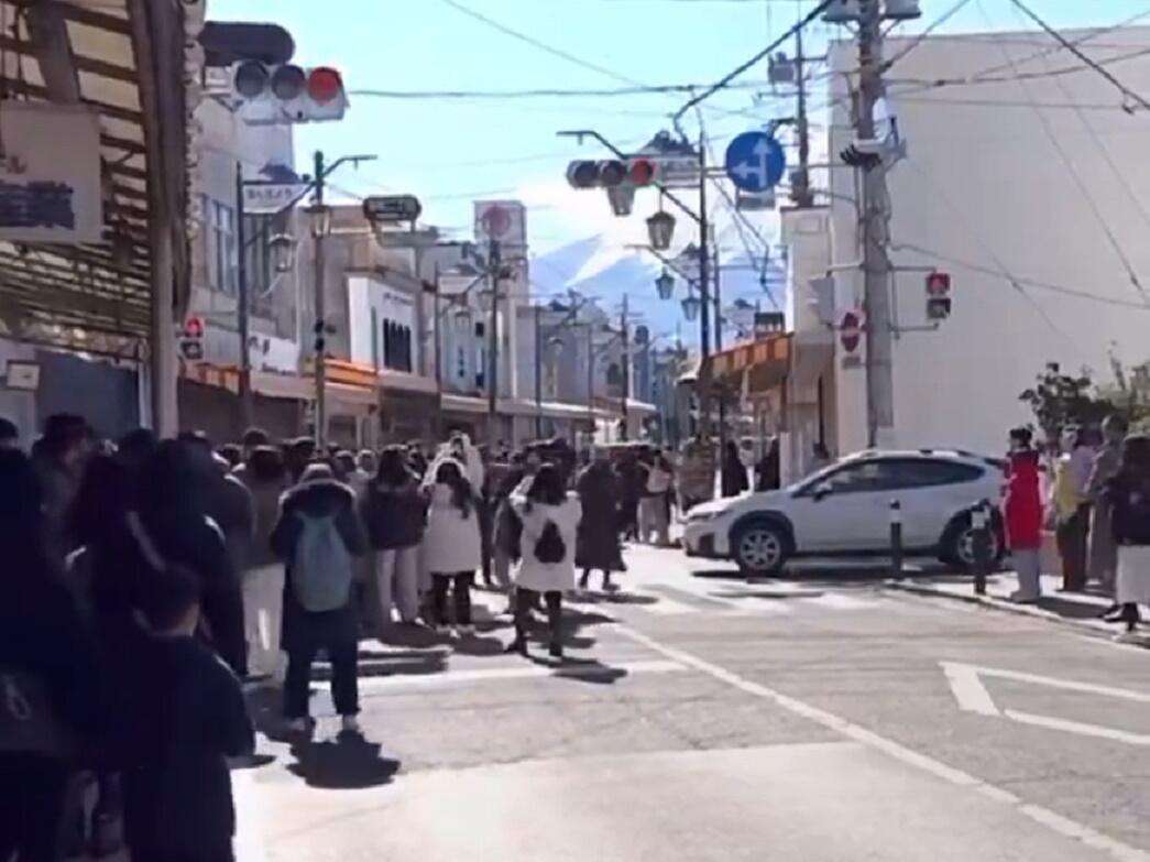 富士山絶景スポットで数十人が撮影で滞留、青信号でも車通れず...　中国人団体客？の迷惑行為動画が拡散: J-CAST ニュース