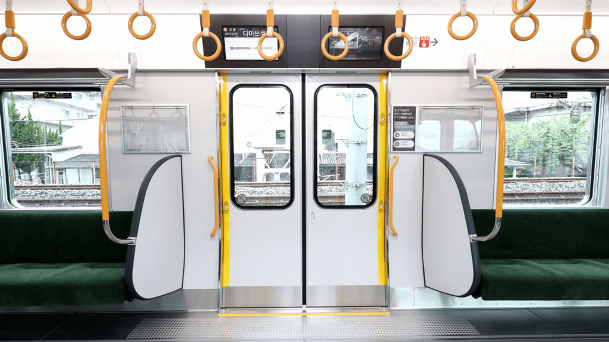 「痛えんだよ！」満員電車で“ドアの前から絶対に動かない”男性が逆ギレ…他の乗客が放った「一言」にスッキリ