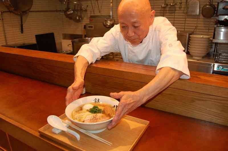 ラーメン店入店に500円 値上げせず行列解消 「パス」導入の動き