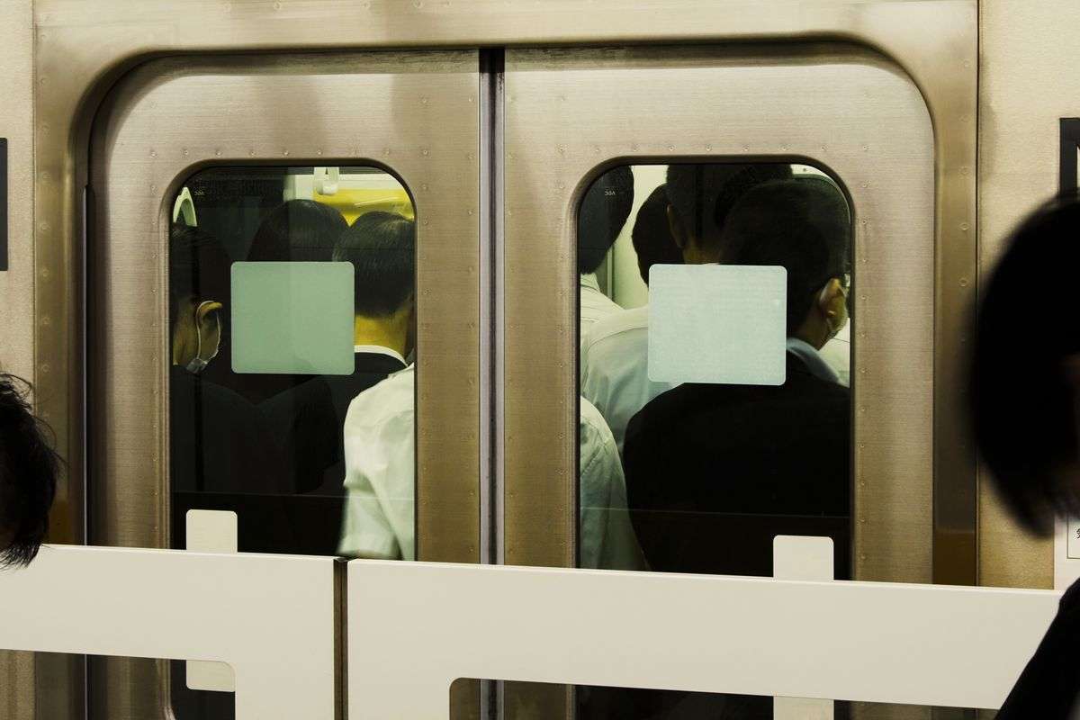 満員電車で…リュックはどうすれば邪魔じゃないの？→『前に抱える派』の意見を聞くと、意外な理由が明らかに