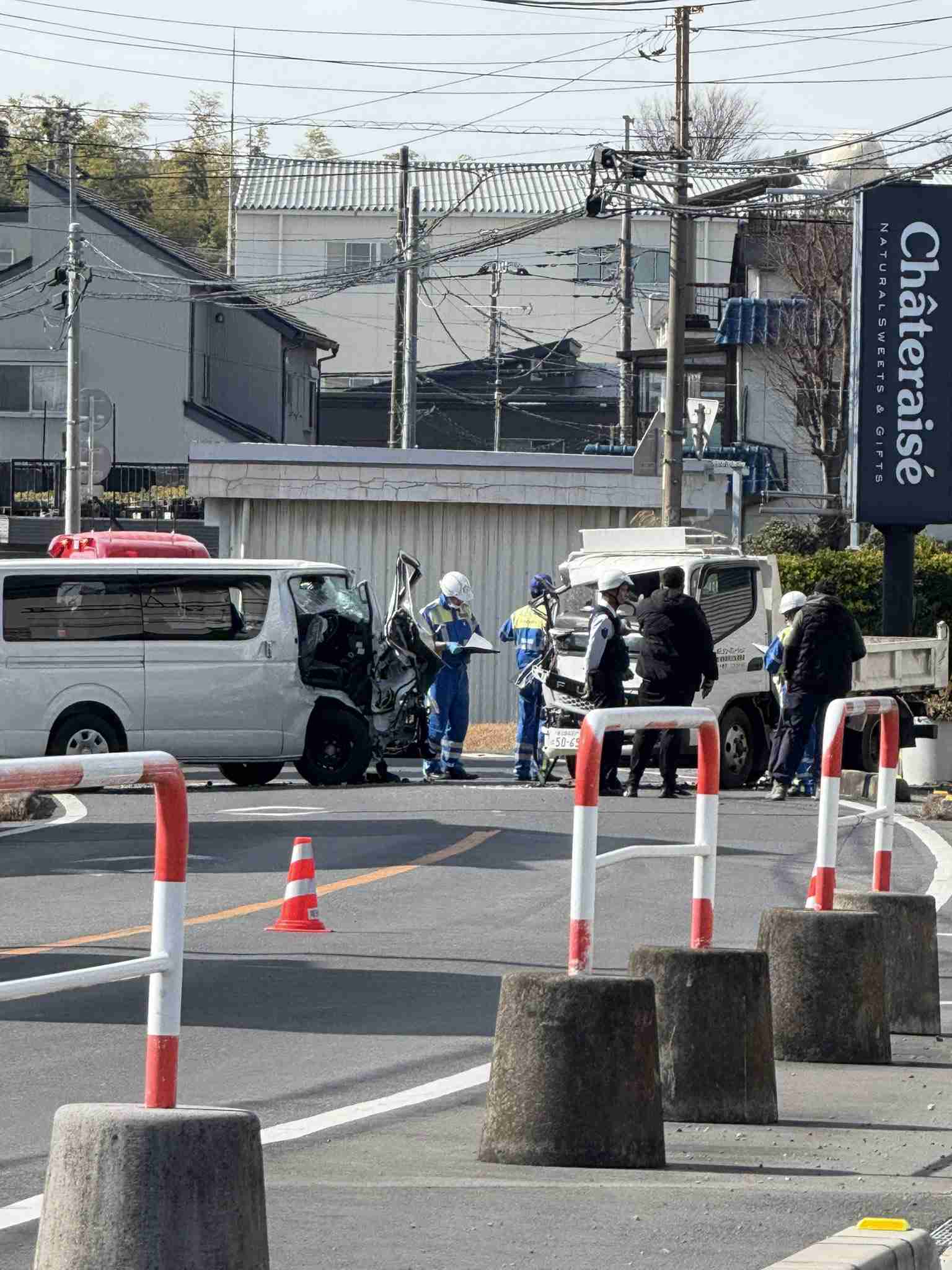 6カ月の女児が意識不明 ワゴン車とトラックが衝突 ワゴン車には30代の両親と女児、トラックには20代の男性が乗車 ワゴン車の車内にチャイルドシートは確認できず 現場は片側1車線の緩やかなカーブ