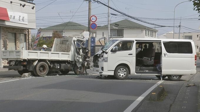 6カ月の女児が意識不明 ワゴン車とトラックが衝突 ワゴン車には30代の両親と女児、トラックには20代の男性が乗車 ワゴン車の車内にチャイルドシートは確認できず 現場は片側1車線の緩やかなカーブ
