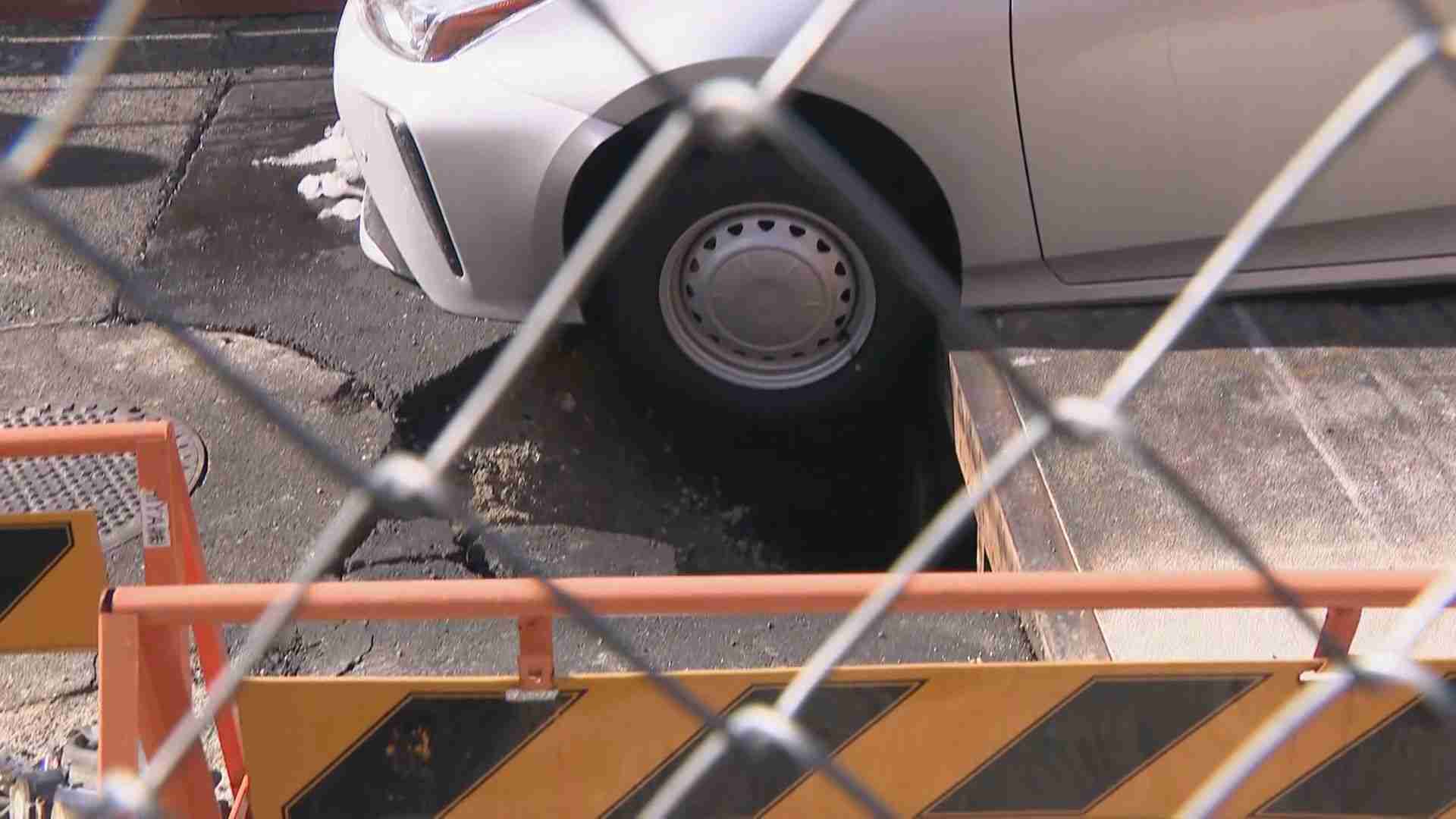「道路が陥没して車がはまった」隣の車線で水道管工事 けが人なし「もともと穴が開いていて、自分が載って広がった」 名古屋・緑区
