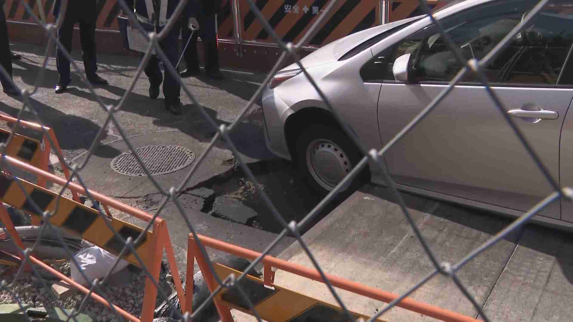 「道路が陥没して車がはまった」隣の車線で水道管工事 けが人なし「もともと穴が開いていて、自分が載って広がった」 名古屋・緑区
