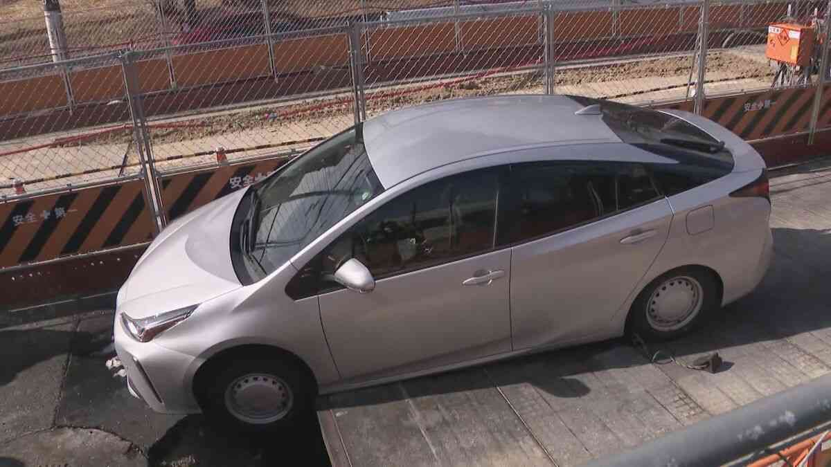 「道路が陥没して車がはまった」隣の車線で水道管工事 けが人なし「もともと穴が開いていて、自分が載って広がった」 名古屋・緑区 | TBS NEWS DIG
